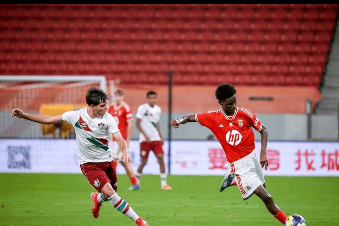 比赛现场激烈的词